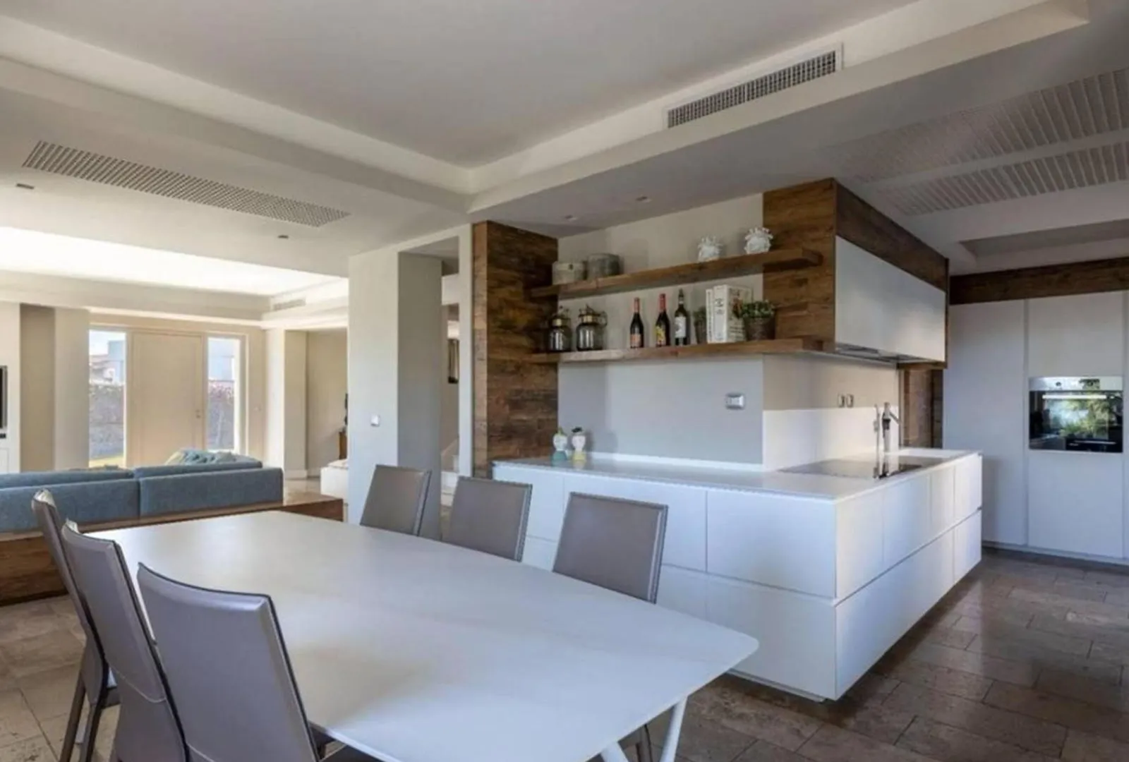 Mediterranean - Style Villa In Olbia - 5 Bedrooms, Pool, Garden