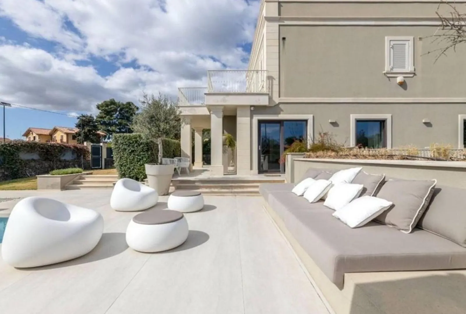Mediterranean - Style Villa In Olbia - 5 Bedrooms, Pool, Garden 0*,
