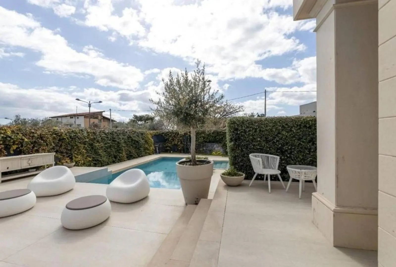 Mediterranean - Style Villa In Olbia - 5 Bedrooms, Pool, Garden