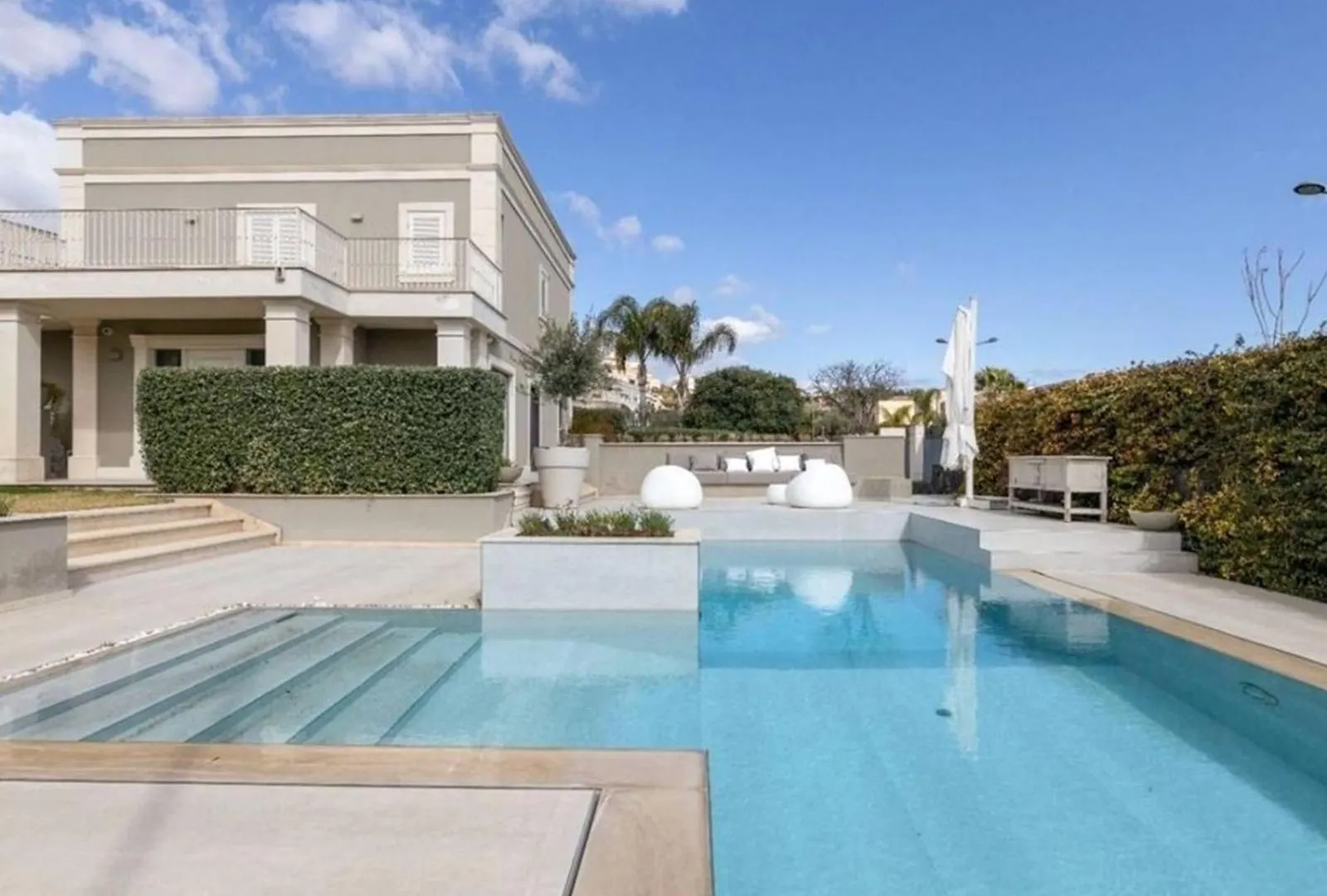 Mediterranean - Style Villa In Olbia - 5 Bedrooms, Pool, Garden